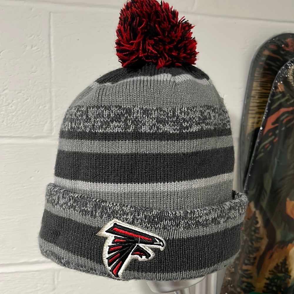 Atlanta Falcons Gray and Red men's Beanie with PomPom